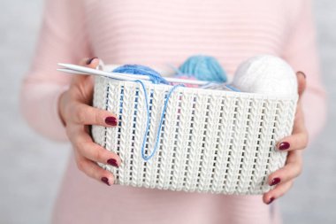 kadın farklı nesneleri plastik bir organizatör tutar