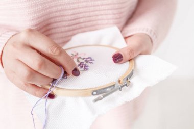 kadın elinde Cross-stitched yastık