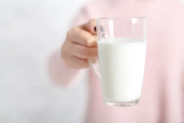 女性が飲む牛乳のマグカップ、します。 — ストック写真