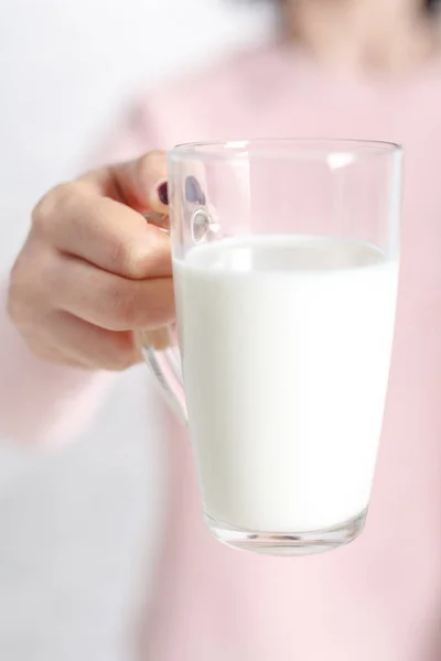 여자는 우유의 유리 찻잔을 들으십시오 — 스톡 사진