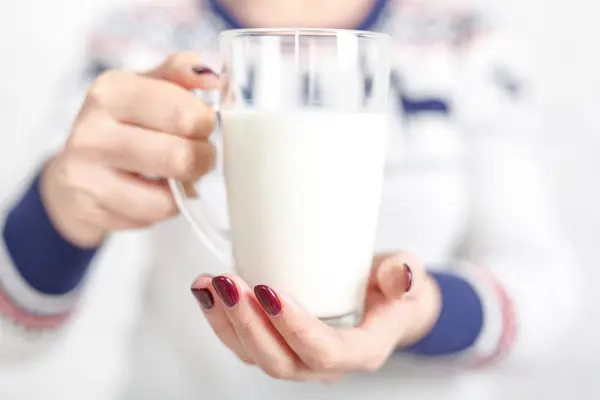La mujer sostiene una taza de leche — Foto de Stock