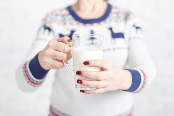 Mujer se ofrece a beber una taza de leche —  Fotos de Stock