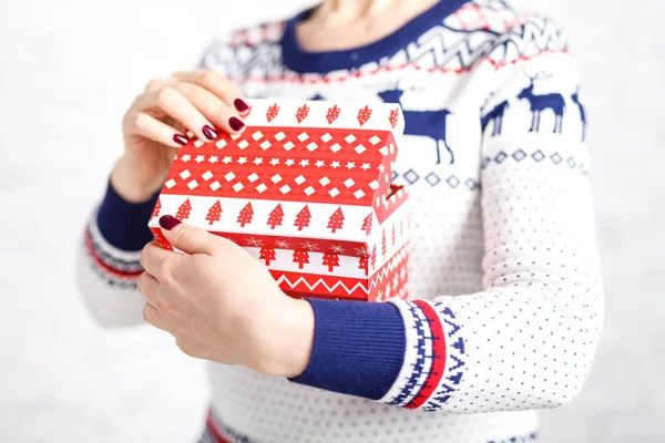 Caja de regalo de Navidad en mano femenina sobre fondo blanco — Foto de Stock