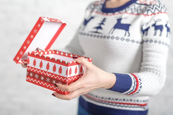 Caja de regalo de Navidad en manos femeninas, vista de cerca — Foto de Stock