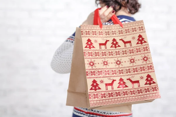 Encuentra idea para regalo, bolsa de compras en mano femenina — Foto de Stock