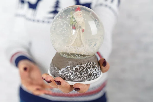 Mujer en suéter celebrar en la mano decoración de Navidad — Foto de Stock