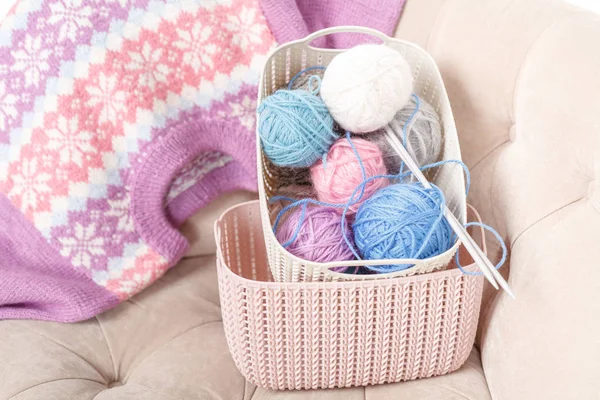 Knitting baby things, close up colored clew in hand — Stock Photo, Image