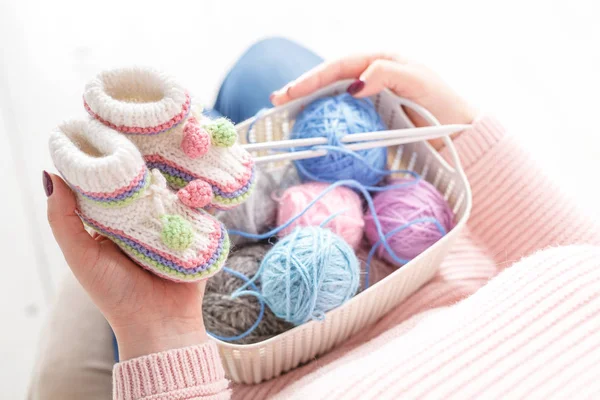 Knitting baby shoes, pregnant homemade work concept — Stock Photo, Image