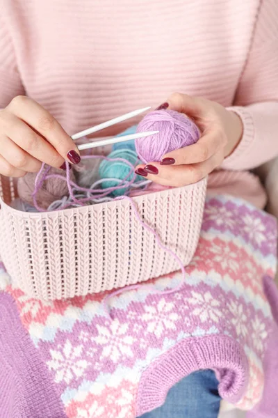 Lavorare a maglia cose per bambini, da vicino clew colorato in mano — Foto Stock
