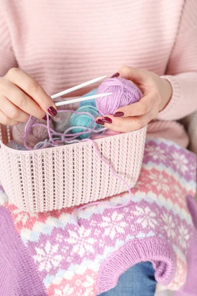 Sticka baby saker, närbild färgade skothornet i hand — Stockfoto