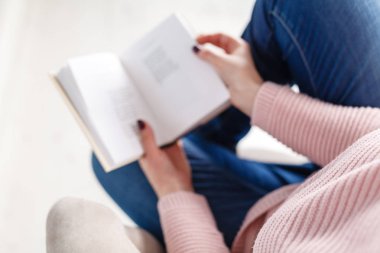 Kadın kitap okuyor.