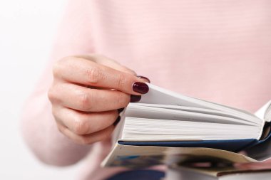 Kadın okuma kitabı içinde ev