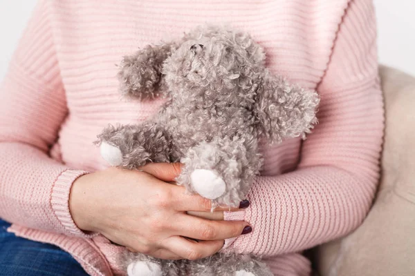 Bakım kavramı, erkek çocuk oyuncak tutun