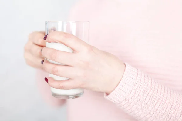 Mujer lista para beber una taza de leche — Foto de Stock
