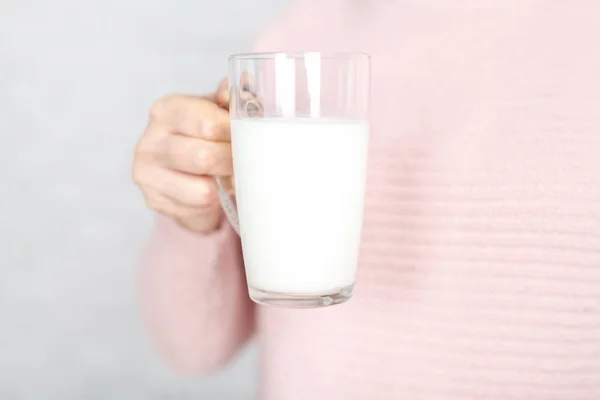 Mujer se ofrece a beber una taza de leche — Foto de Stock