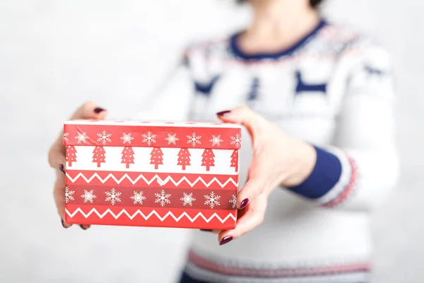 Caja de regalo de Navidad en mano femenina sobre fondo blanco — Foto de Stock