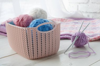 Boş zaman kavramı, el yapımı aksesuarlar ile ev organizatörler renkli sepet