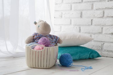El yapımı aksesuarlar ile ev organizatörler renkli sepet şeylerle knitten