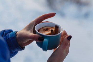 Elinde winer açık mulled şarap