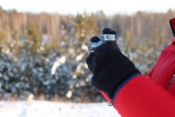 Cámara Vintage Mano Invierno Aire Libre Con Cielo — Foto de Stock