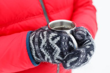 Kış sıcak içecek ormandaki, elinde mulled şarap