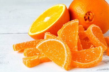 Çay bardağı portakal marmelat masada kahvaltı kavramı ile