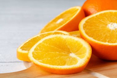 Kesme tahtası üzerinde turuncu dilimlenmiş