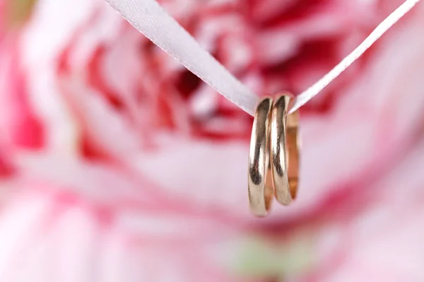 Engagement wedding rings, close up view — Stock Photo, Image