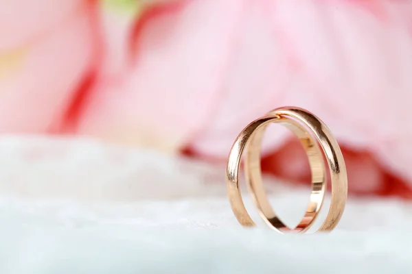 Vista de cerca de par de anillos de boda de oro — Foto de Stock