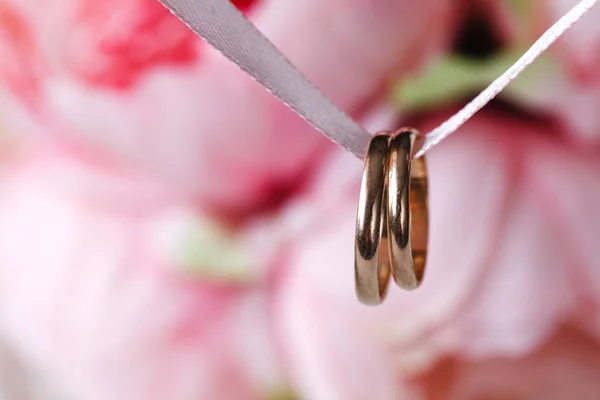 Vista de cerca de par de anillos de boda de oro — Foto de Stock