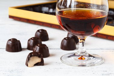 Brendi ile çikolata şekerleme