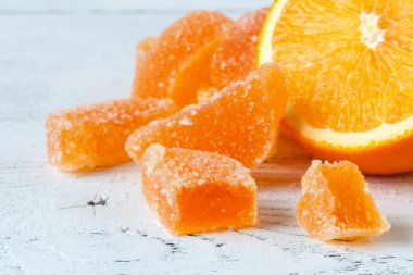 Turuncu marmelad masada slided portakal ile