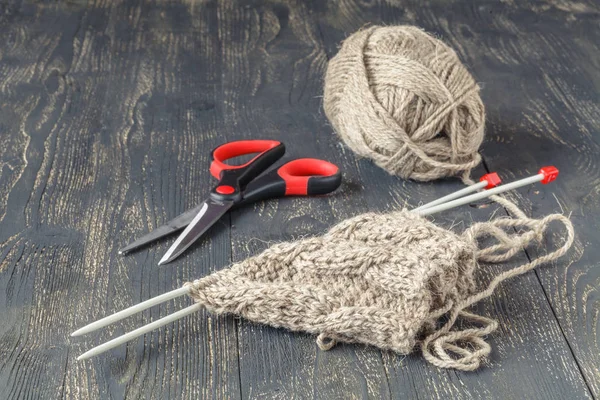 Lã natural para tricotar na mesa — Fotografia de Stock