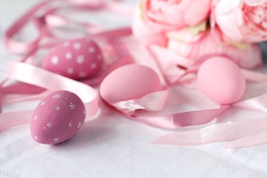 Kurdele ile tabloda şenlikli Paskalya yumurtaları