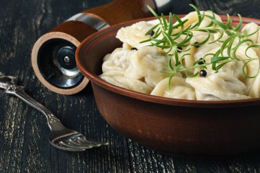 krema ile büyük çanağı haşlanmış et köfte