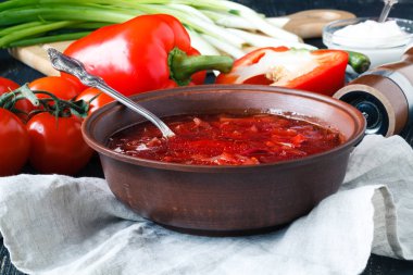 Pancar çorbası, vejetaryen pancar çorbası ve karanlık backgr sitesinde maddeler