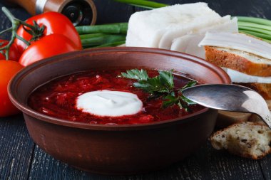 Pancar çorbası, vejetaryen pancar çorbası ve karanlık backgr sitesinde maddeler
