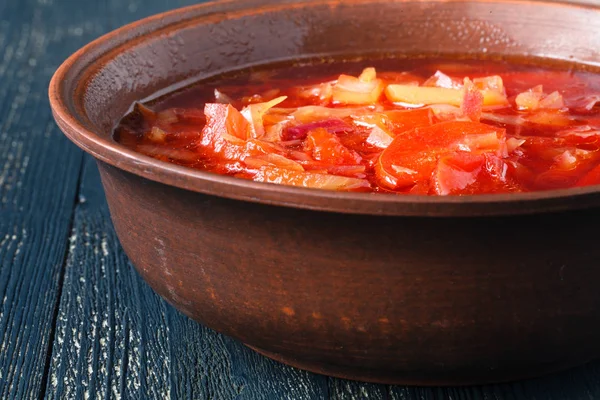 Sopa de remolacha borscht, en la mesa con rodajas de pan de centeno cereal — Foto de Stock