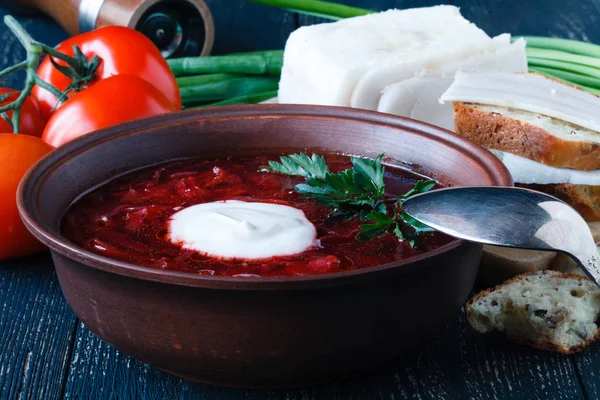 Borsjt rode bieten soep, op de tafel met plakjes rogge granen br — Stockfoto