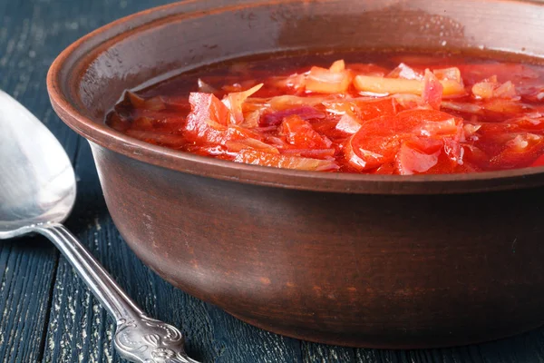 Tradicional ucraniano sopa de borscht de verduras rusas en el viejo — Foto de Stock