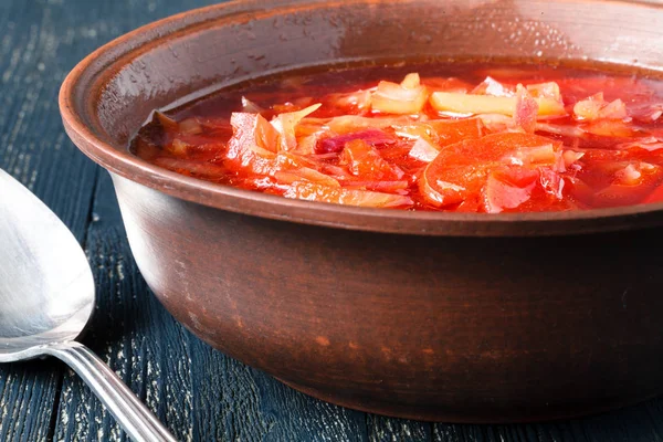 Borscht, sopa de remolacha vegetariana e ingredientes en backgr oscuro — Foto de Stock