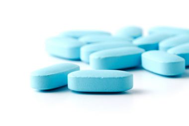 Mavi hapları üzerinde beyaz izole