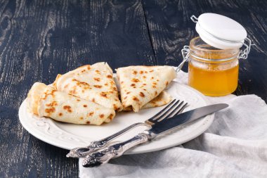 maslenitsa karnaval için krep yığını