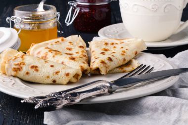 Ukrayna dili veya Rusça krep blini aromalı berry reçel ile