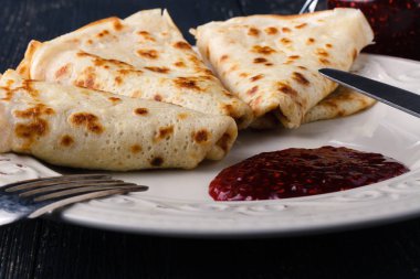 Amerikan krep veya börek çilek ve blueb ile yığını