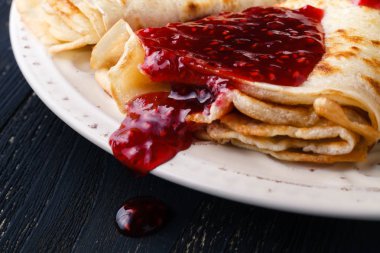Rus blini krep ve berry reçel. Doğu S Maslenitsa olduğunu