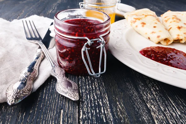 Pancakes with jam and berries on a plate — Stock Photo, Image