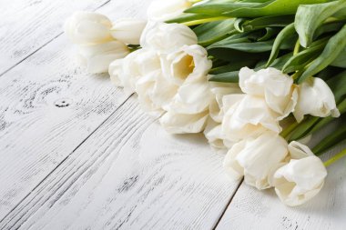 Parlak ahşap arka plan üzerinde romantik hediye, Beyaz Lale