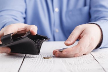 Adam elinde boş cüzdan