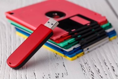 Retro disket usb flash sürücü karşı yığını